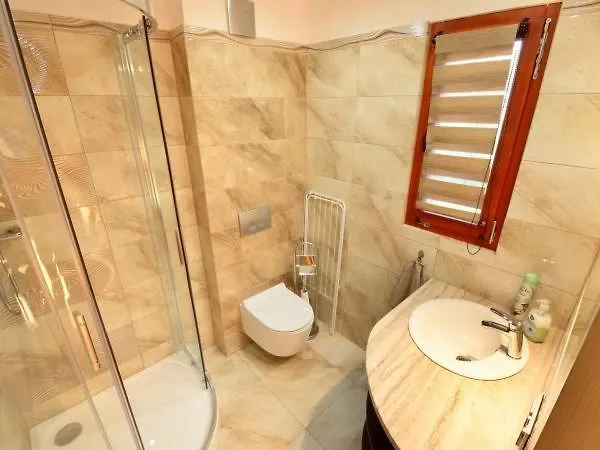 Nad Jeziorem Chata *