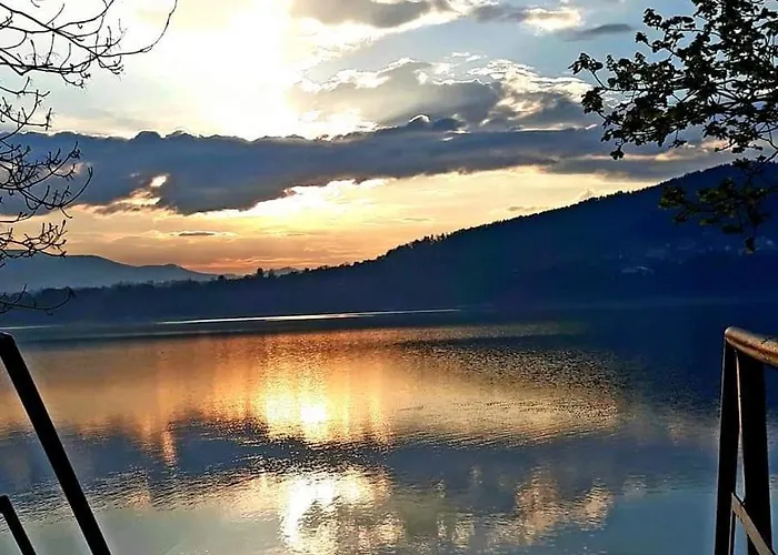 Nad Jeziorem Chata *